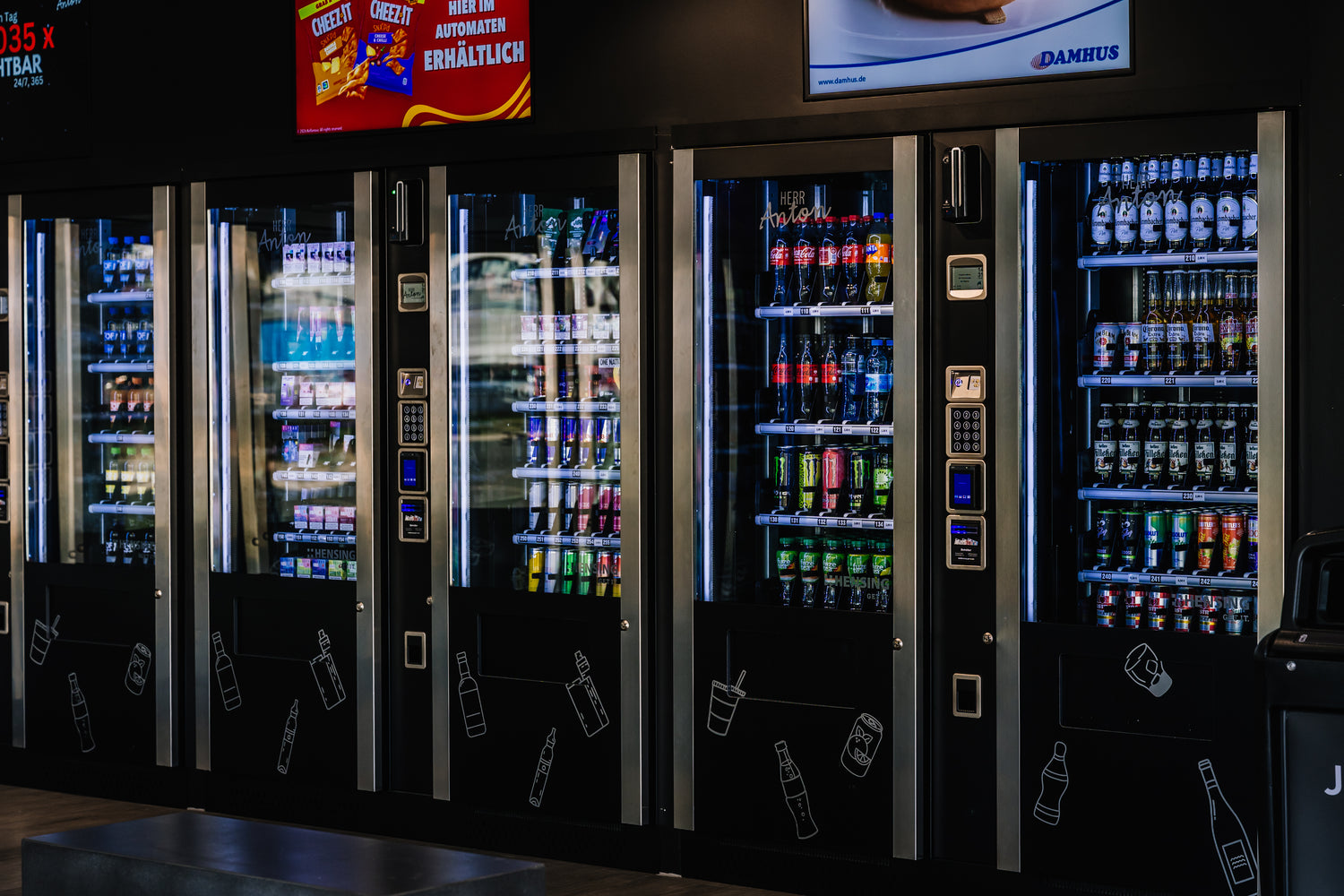Moderne Getränkeautomaten mit Getränken und Snacks, 24/7 verfügbar