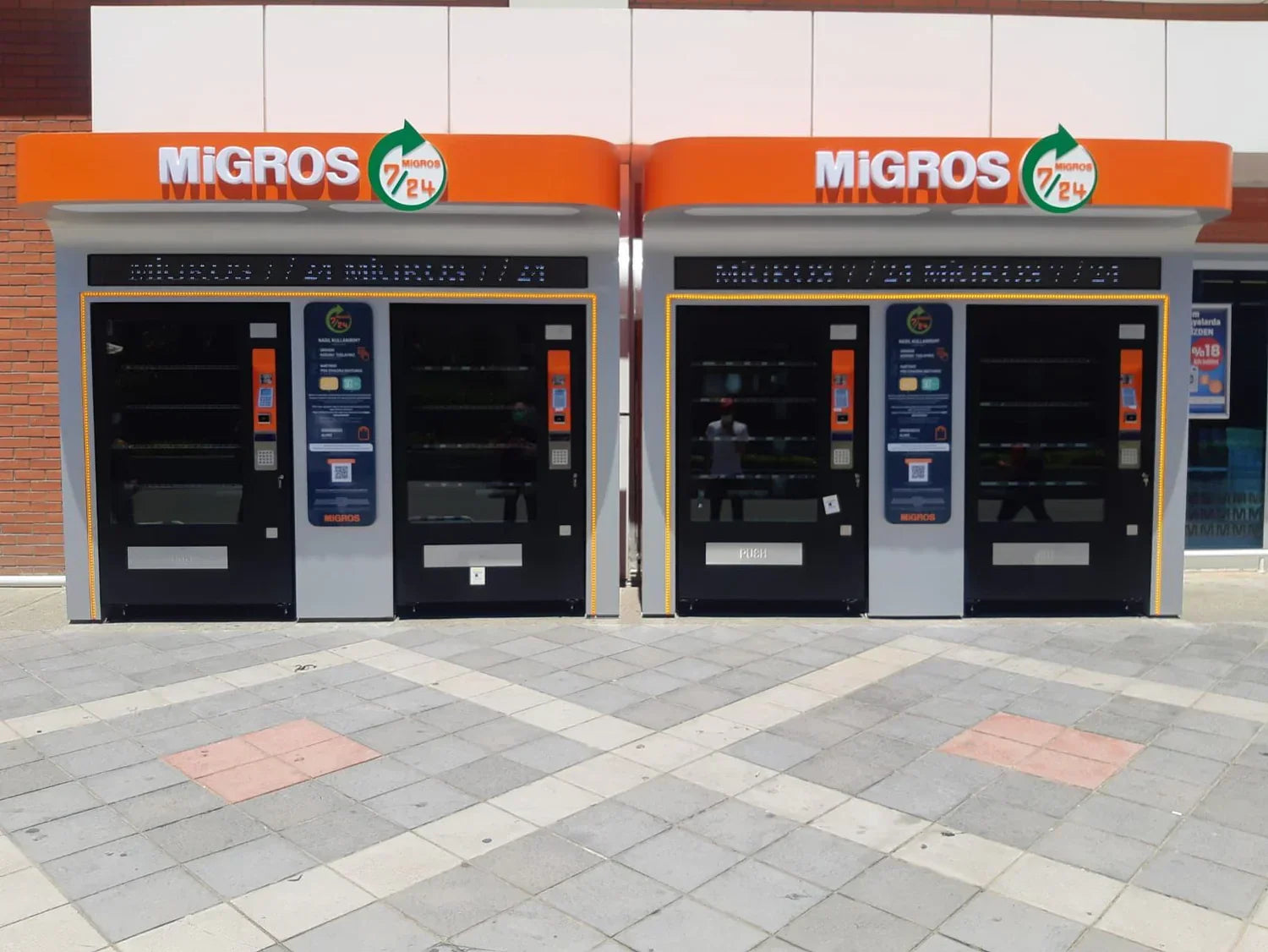 Migros 7/24 Verkaufsautomaten für 24/7 Einkauf, moderne Selbstbedienungslösungen im Außenbereich