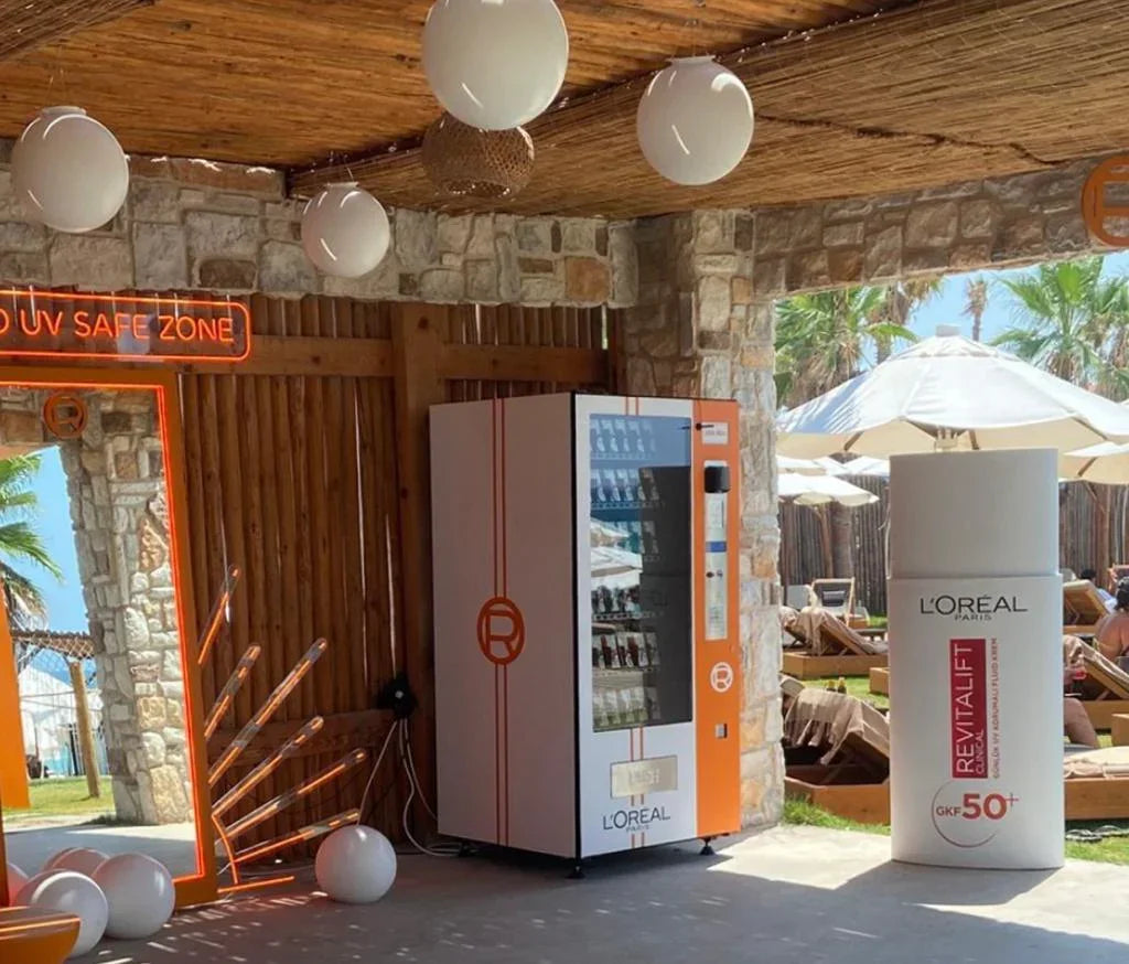L'Oréal Sonnenschutz-Verkaufsautomat im UV-Safe-Zone Bereich mit Revitalift SPF 50+ Produkt