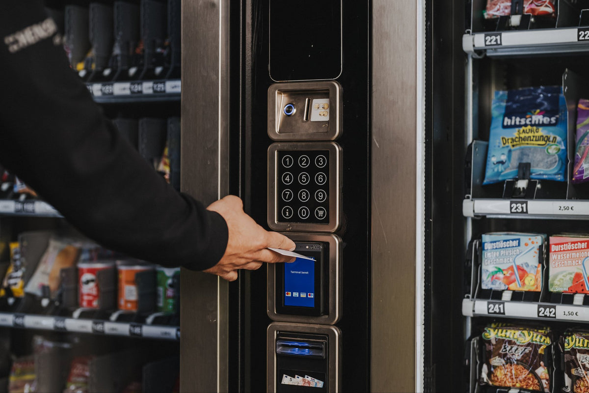 Bezahlung per Karte am Kartenterminal eines Hensing Verkaufsautomaten mit Snacks