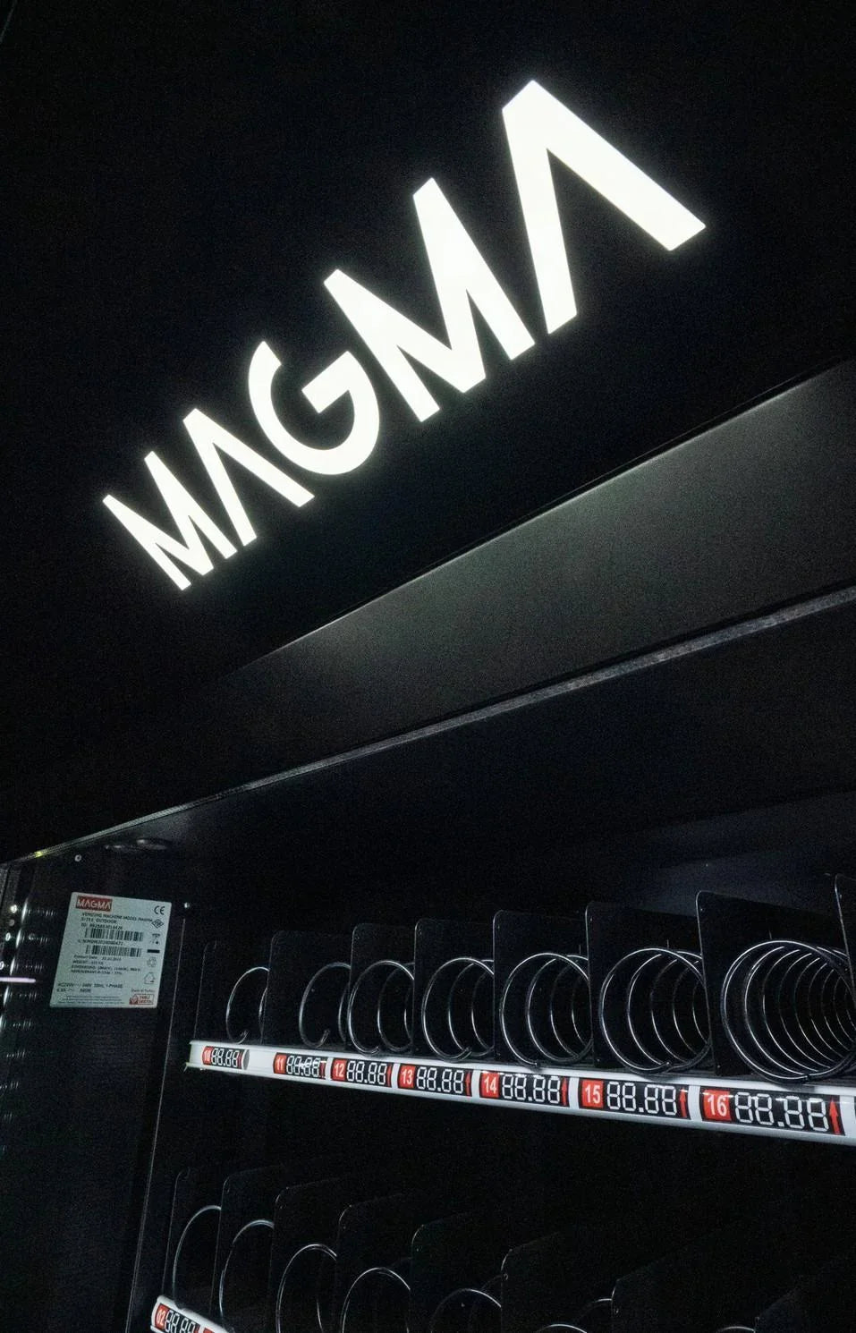 MAGMA Getränkeautomat mit beleuchtetem Logo und Preisanzeige, 24/7 Verkaufslösung