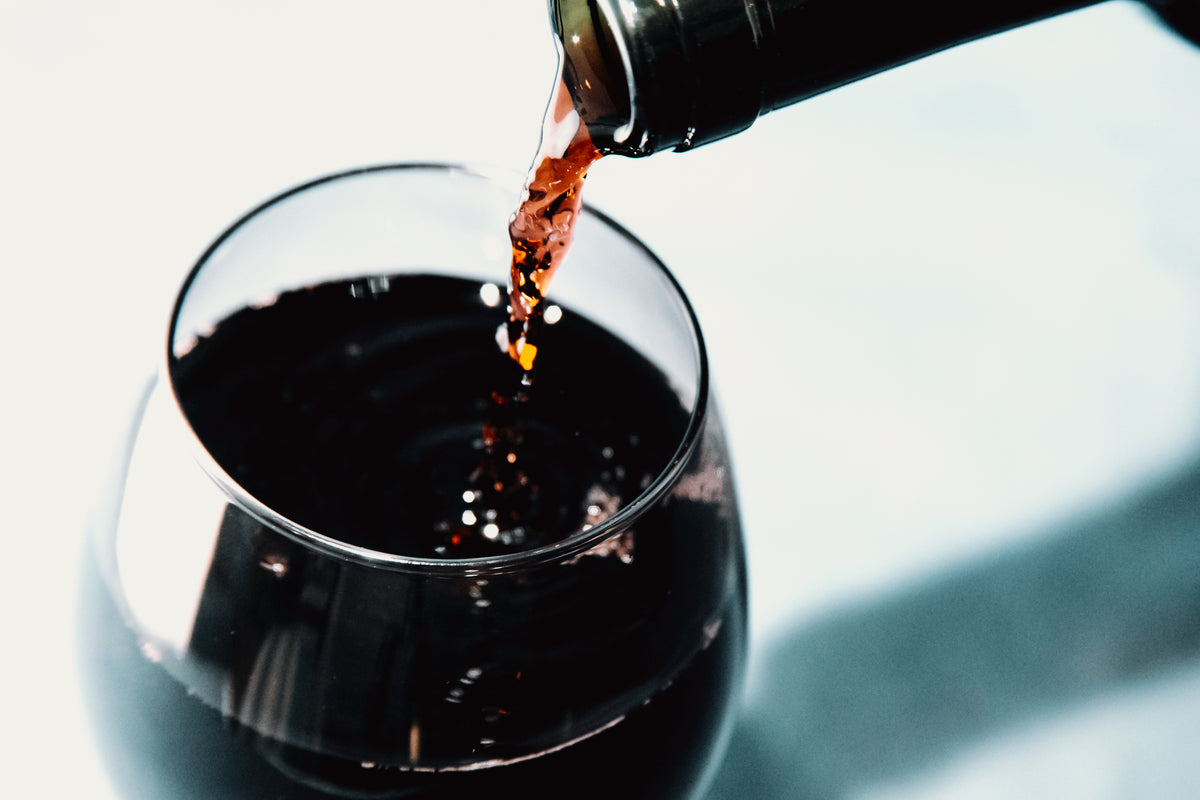 Rotwein wird in ein Glas gegossen, ideal für Verkaufsautomaten und Getränkeverkauf 24/7